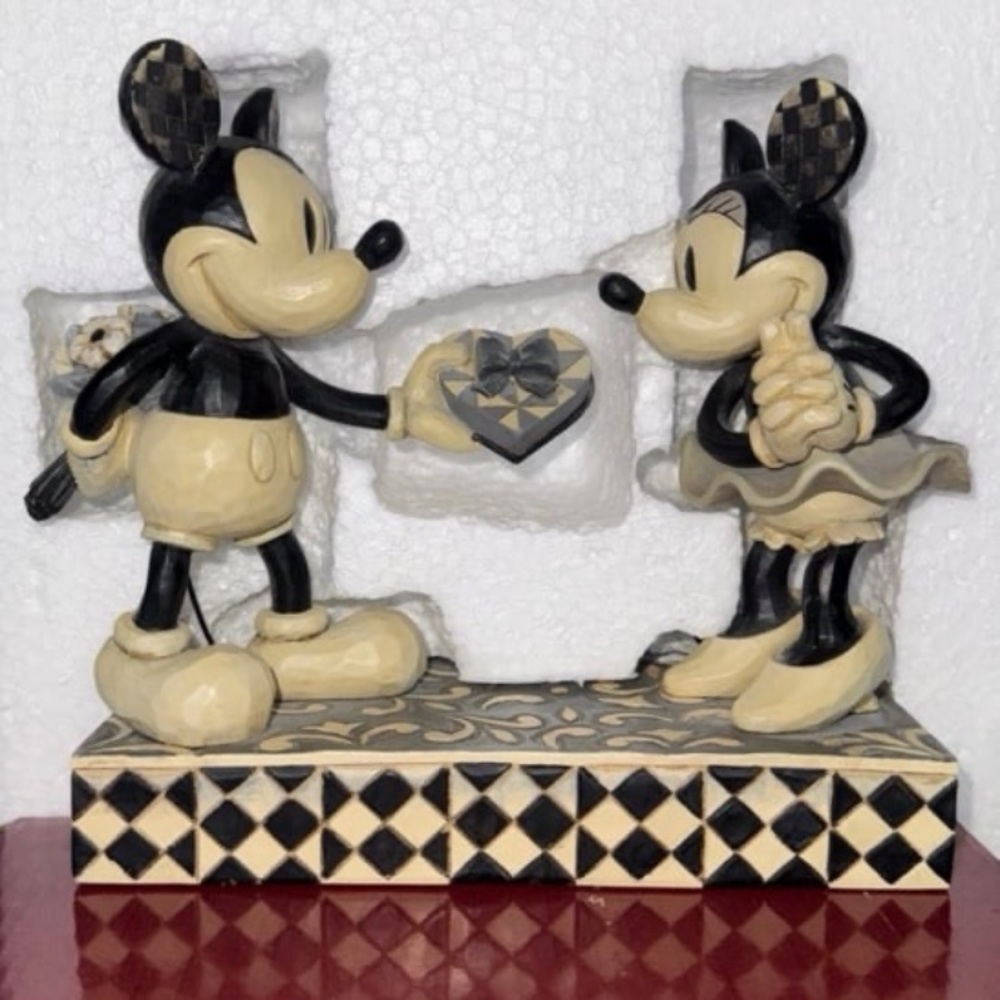Disney parks showcase Jim shore “real sweetheart” Mickey Minnie Mouse figure